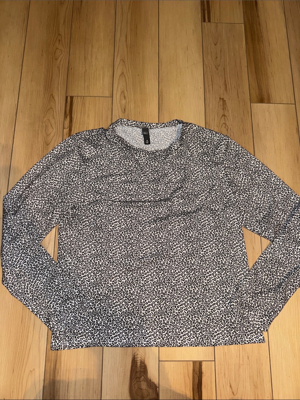 Alya Women’s Black and White Leopard-Print Long Sleeve Tee Size Medium